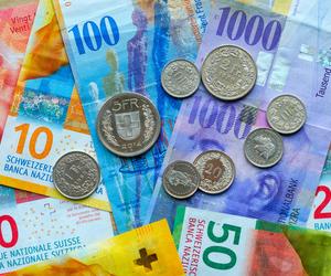 Ile kosztuje euro, dolar, frank? Złoty zalicza straty