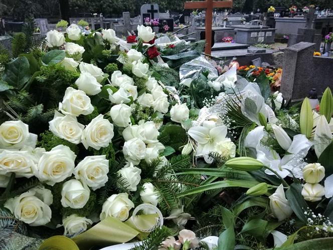 Tragedia w Salisbury. Zamordowane kobiety pochowane w Tarnowie. Grobu nie widać spod kwiatów