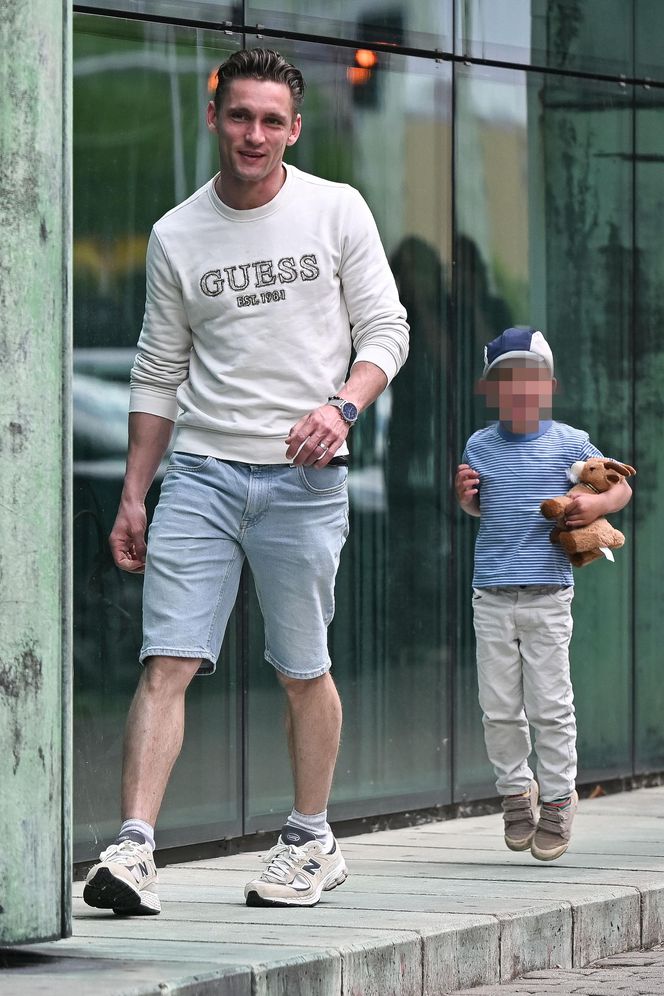 Filip Gurłacz na spacerze z żoną i synem. Nie zwalczył nałogu 