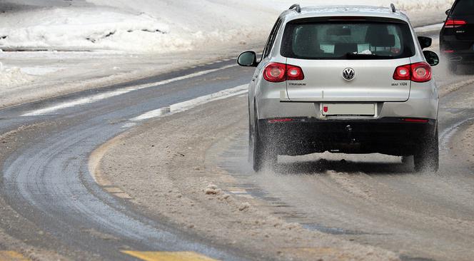 Sypnęło śniegiem na Śląsku i w Zagłębiu. Warunki na drogach trudne. Dochodzi do wypadków