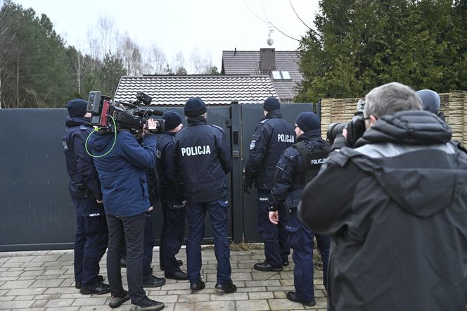 Policjanci pojawili o świcie przed domem Zbiginewa Ziobro w Jeruzalu (woj. łódzkie). Mieli doprowadzić go na przesłuchanie przed sejmową komisję śledczą ds. Pegasusa. Polityka nie było na miejscu