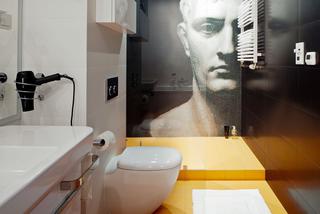 Mozaika z portretem na ścianie w łazience