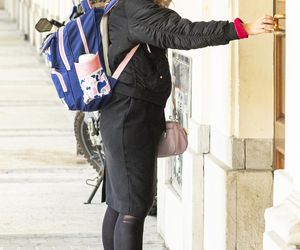 Jachira maluje się w tramwaju