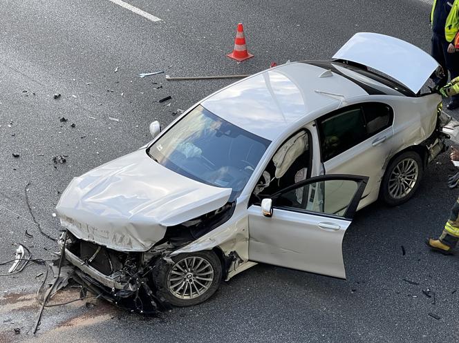 Gigantyczny korek na S8 w kierunku Poznania. BMW huknęło w barierki