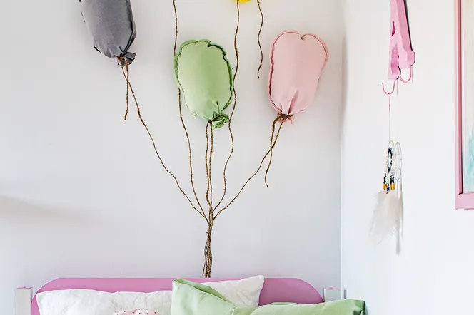 DIY - pomysł na dekorację ściany w pokoju dziecka. Kolorowe balony miękkie jak poduszki