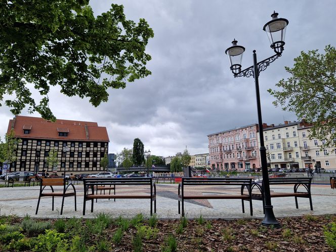 Rybi Rynek w Bydgoszczy niemal gotowy. Eleganckie nabrzeże już cieszy oczy!