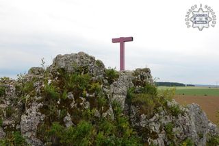 Krzyż zniszczony i pomalowany na różowo! Policja szuka sprawców profanacji