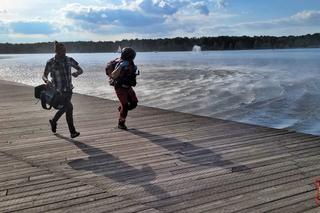 Wypadek na Paprocanach. Mężczyzna skoczył na główkę