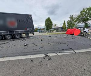 BMW zderzyło się z dwoma ciężarówkami 