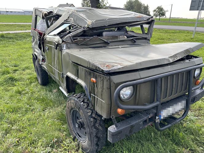 Wojskowe auto wylądowało na dachu. Ranny 34-latek