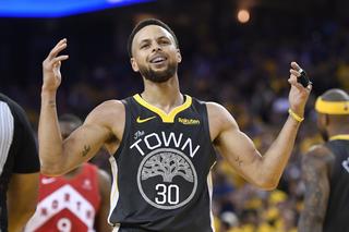 Nowy król trójek w NBA nazywa się Stephen Curry. Gigant pobił rekord [WIDEO]