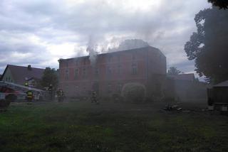 Pożar Wierzbica Dolna. Płonie poddasze trzypiętrowego budynku