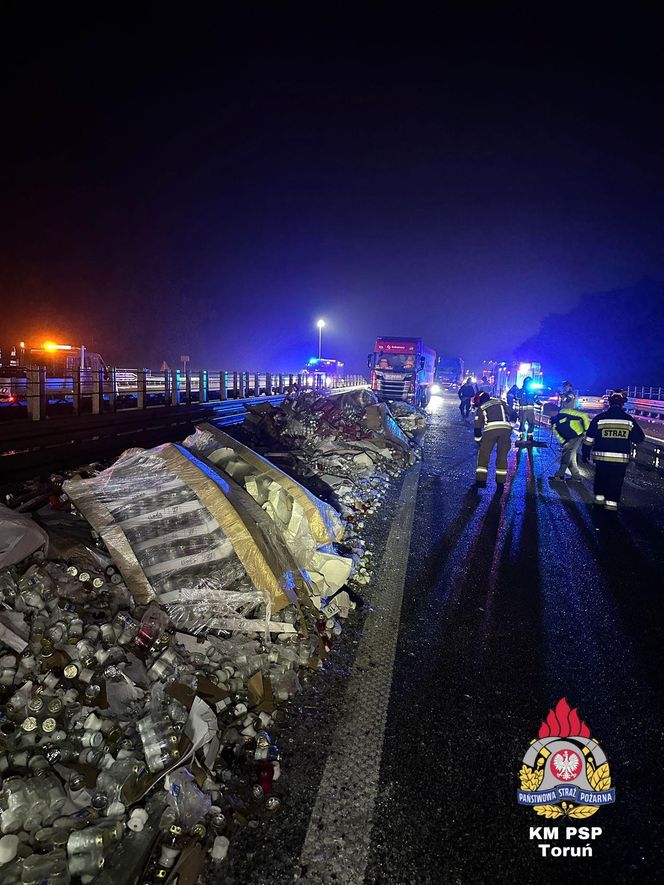 Wypadek pod Toruniem. Znicze wysypały się na drogę