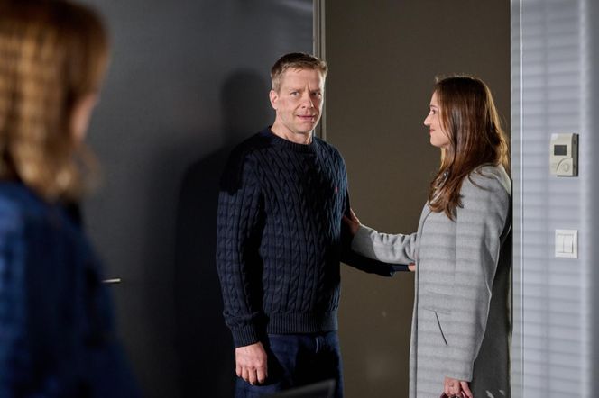 Na Wspólnej odc. 4058: Robert Tadeusiak (Dariusz Wnuk), Aneta Siwek (Dorota Krempa), Iga (Lidia Sadowa)