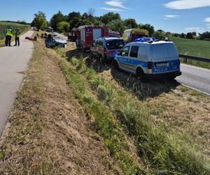 Czołowe zderzenie na szesnastce. 7 osób poszkodowanych, w tym dziecko!