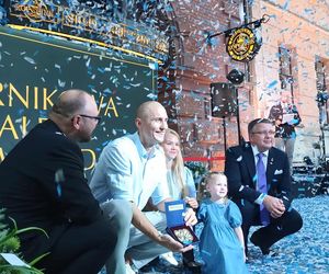 Mirosław Ziętarski z Katarzynką w Piernikowej Alei Gwiazd