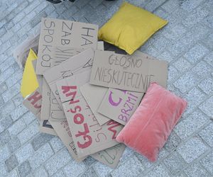 Przeszli przez Warszawę w piżamach i kapciach. Krzyczeli Chcemy spać!