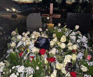 Grób 16-letniej Mai zasypały białe kwiaty. Zdjęcie nastolatki łamie serca!