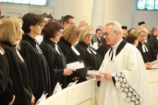 Dziewięć kobiet przyjęło święcenia kapłańskie. Wyjątkowa uroczystość w Warszawie