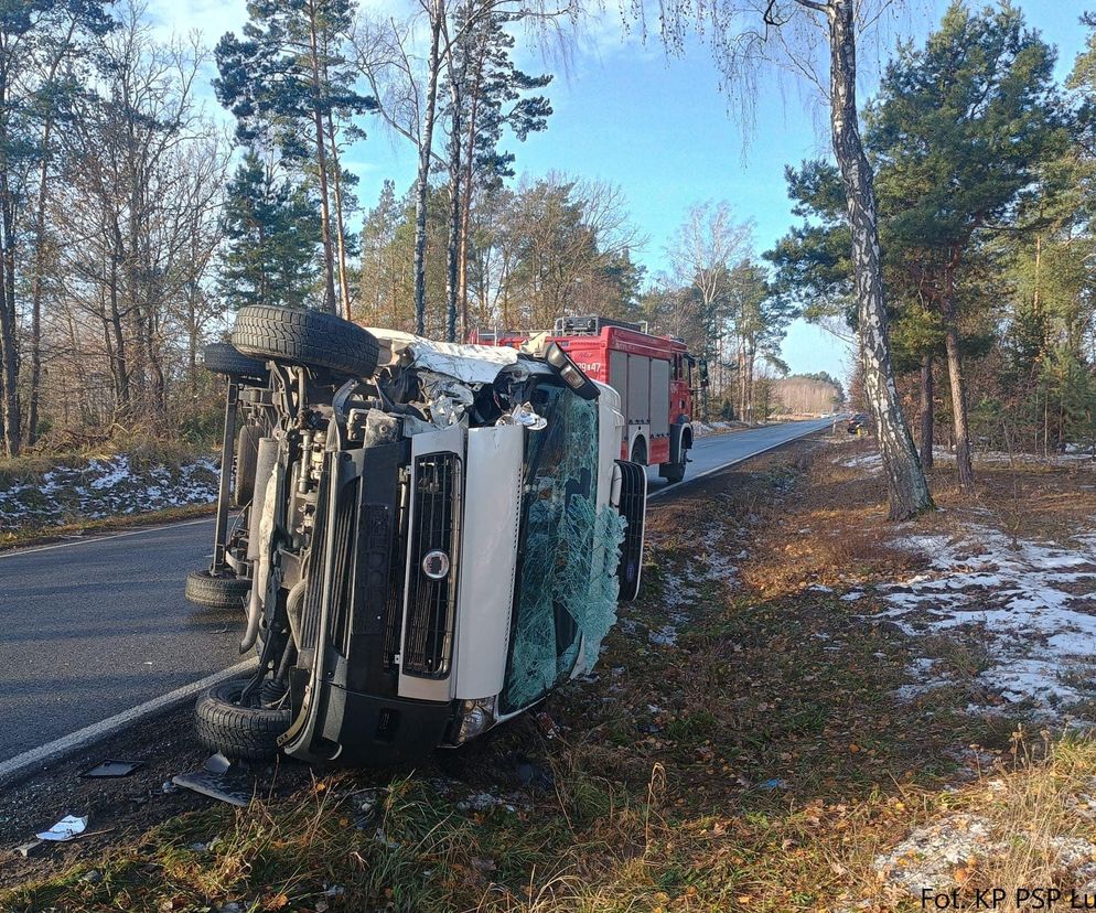 Jedlanka: Bus zderzył się z osobówką. Jedna osoba została poszkodowana