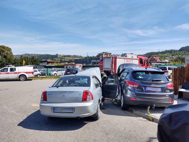 Nowy Sącz. Wypadek na ul. Tarnowskiej. Dzieci wśród poszkodowanych, trzy osoby w szpitalu [ZDJĘCIA]