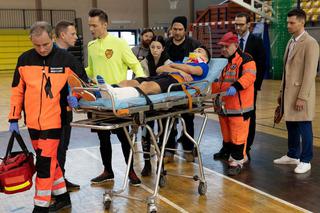  Barwy szczęścia, odc. 2246: Darek (Andrzej Niemyt), Szubert (Marcin Stec), Luiza (Julia Zielińska), Mirek (Oliwier Kozłowski), Damian (Michał Lesień), Józek (Patryk Pniewski)