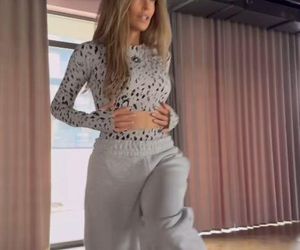 Małgorzata Rozenek-Majdan ćwiczy kocie ruchy na parkiecie. Na razie bardziej lwiątko niż pantera!