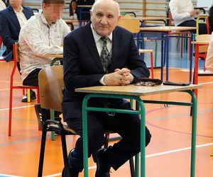 Kalisz. Najstarszy maturzysta w Polsce nie zdał matury. Pan Józef i tak został wyróżniony przez prezydenta Kalisza [ZDJĘCIA]