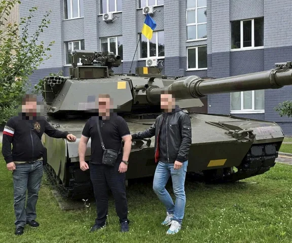 M1A1 Abrams zauważony w Kijowie. Z linii frontu trafił pod drzwi muzeum