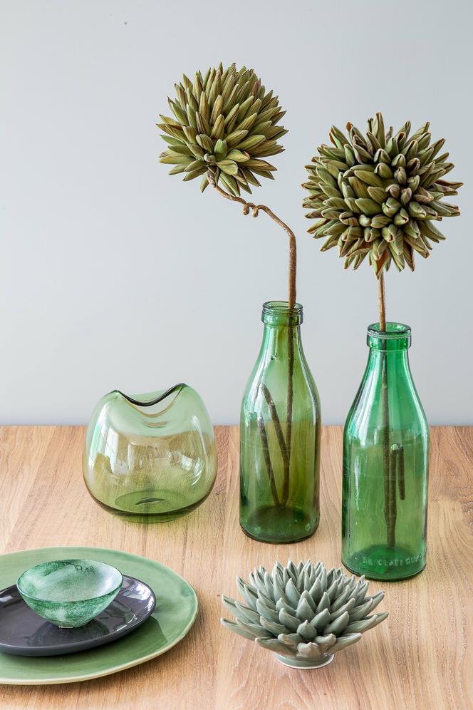 Dekoracje w salonie - zielone szkło, suszone rośliny