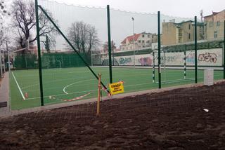 Postępy prac na boisku przy SP nr 17 w Grudziądzu widać gołym okiem [ZDJĘCIA]