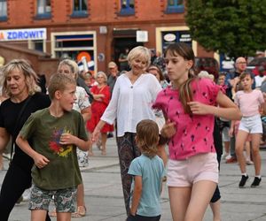 Ruda Śląska tańczy jak dawniej. Międzypokoleniowa potańcówka na rynku porwała tłumy