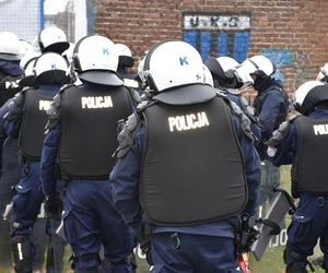 Policja na meczu w Jarosławiu. Kibice wbiegli na murawę 