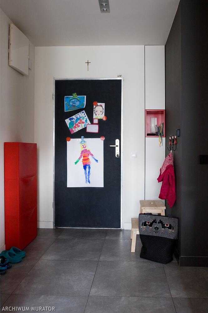 Drzwi wejściowe z ekspozycją dziecięcej sztuki