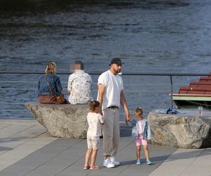 Maciej Pela z córeczkami nad Wisłą