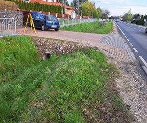 Łęg Tarnowski. Opel wypadł z jezdni i uderzył w betonowe ogrodzenie