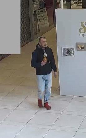 Okradli sklep w Zielonych Arkadach. Teraz szuka ich policja!