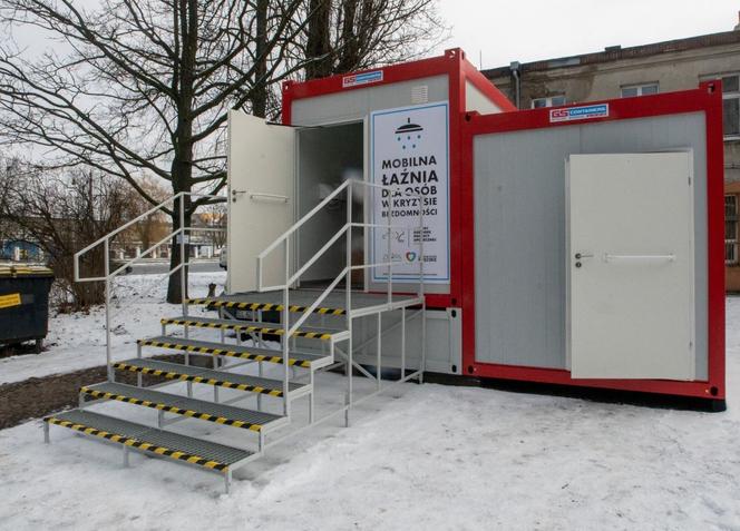 W Łodzi stanęła mobilna łaźnia dla bezdomnych