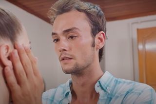 Sila ucieka Alperowi i przyłapuje Kuzeya w łóżku z Bahar. 