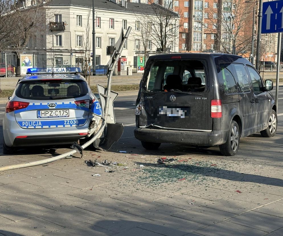 Kolizja zablokowała ruch na skrzyżowaniu. W rozpędzony radiowóz uderzył drugi samochód