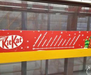 Świąteczny tramwaj KitKat w Poznaniu. Można nim podróżować bezpłatnie
