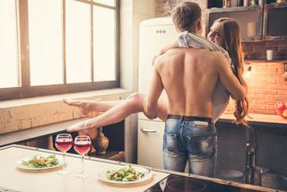 Seks w kuchni. Przepisy na dobrą zabawę na stole, na blacie i…