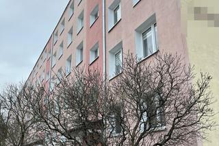 Pijana mama spała w najlepsze. Chłopczyk wspiął się na parapet