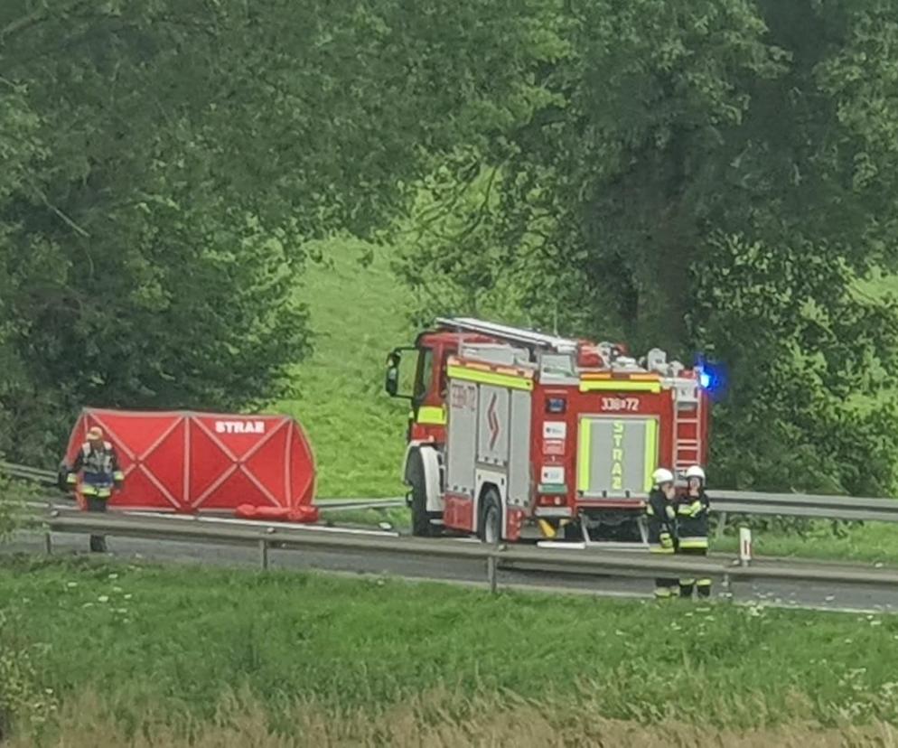 Wypadek śmiertelny pod Krakowem. Osobówka zderzyła się z ciężarówką. Nie żyje jedna osoba