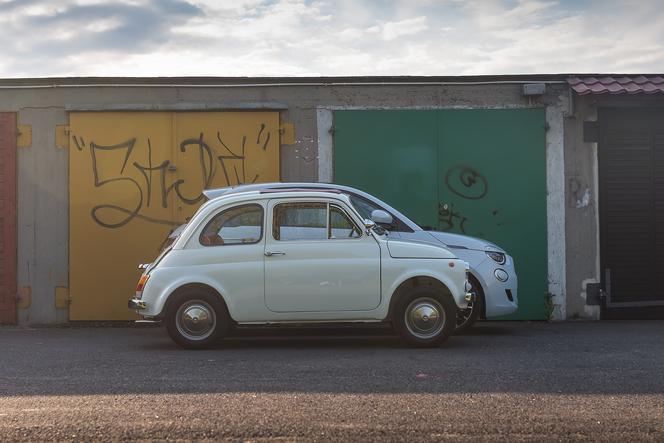 Elektryczny Fiat 500e i klasyczny Fiat 500