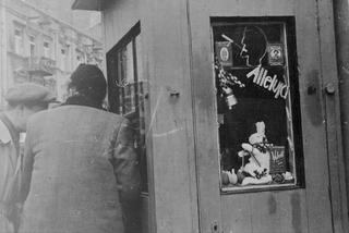 Uliczny kiosk z towarami wielkanocnymi (1948)