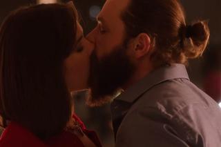 M jak miłość odc. 1799. Ania (Alina Szczegielniak), Robert (Kamil Drężek)