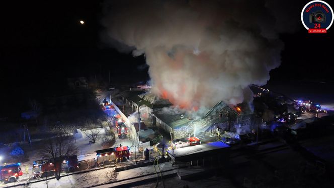 Pilna ewakuacja 200 osób z klubu muzycznego na Mazowszu. Wybuchł potężny pożar. Ranna jedna osoba