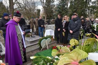 Wzruszający pogrzeb gwiazdy serialu „Czterej pancerni i pies”! Grób tonął w kwiatach 