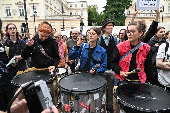 Protest studentów pod bramą Uniwersytetu Warszawskiego 